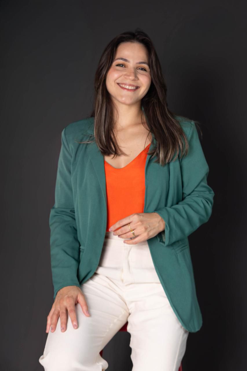 Rafaela Silva, psicóloga, sorrindo sentada